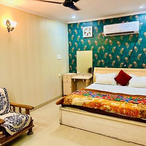 Sainik Guest House 500Mtr From Medanta Hospital